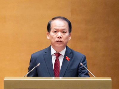 Bộ trưởng Bộ Tư pháp Hoàng Thanh Tùng trình bày Tờ trình dự án Luật Đất đai (sửa đổi) trước Quốc hội sáng 22/10