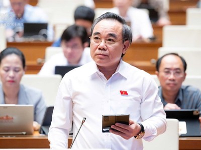 Đại biểu Lê Hữu Trí (đoàn Khánh Hòa) thảo luận tại hội trường sáng 29/10 về dự thảo Luật Đất đai (sửa đổi).