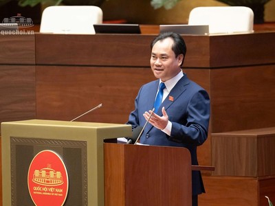 Bộ trưởng Bộ Nông nghiệp và Môi trường Trịnh Việt Hùng phát biểu tiếp thu, giải trình dự án Luật Đất đai (sửa đổi) sáng 29/10.