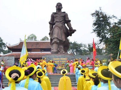 Người dân chen chân xem hội Gò Đống Đa