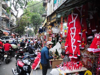 Những ngày này phố Hàng Mã rất đông đúc người mua sắm