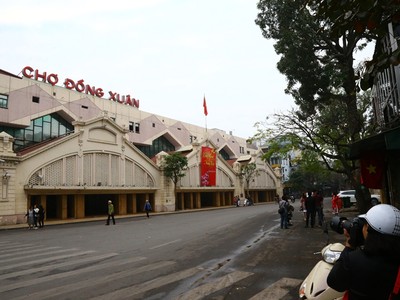 Phố phường Hà Nội vắng vẻ sáng mùng 1 Tết