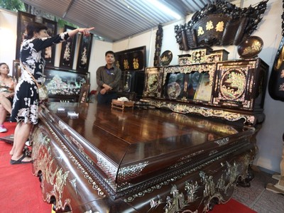 Sập gụ khảm trai giá hơn 1 tỷ đồng tại Hội chợ Nông sản 