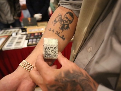 Chiếc bật lửa zippo cùng hình xăm George G. Blaisdell người sáng lập công ty Zippo trên tay một người đam mê