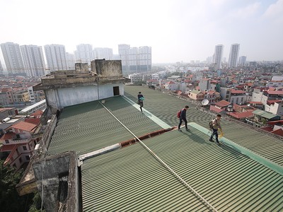 Hà Nội: Thang máy hỏng người dân liều mình đi lối lửng lơ giữa trời