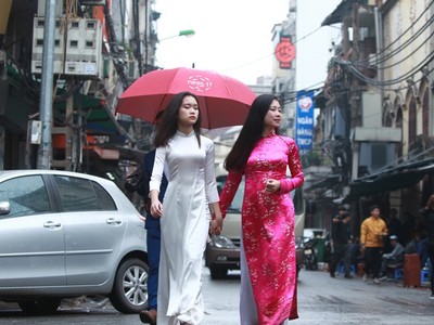 Người Hà Nội du xuân thảnh thơi trong mưa xuân sáng mùng 1 Tết