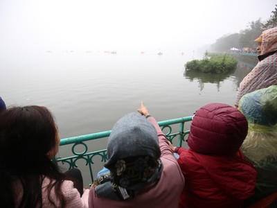 Người Hà Nội đội mưa rét xem đua thuyền rồng