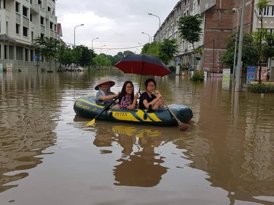 Dân Thiên Đường Bảo Sơn chèo thuyền vào nhà 