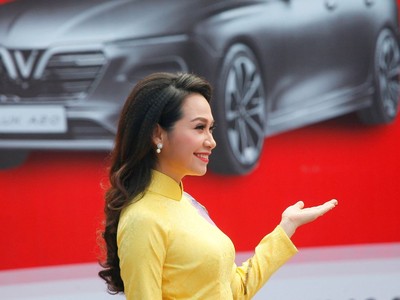 Người dân háo hức chờ giây phút được “mục sở thị” xe Vinfast