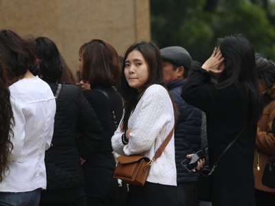 Co ro trong giá lạnh chờ săn Black Friday