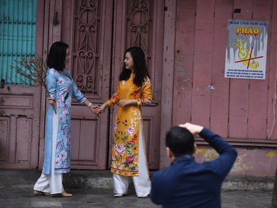 Hà Nội thanh vắng ngày mùng 1 Tết, giới trẻ selfie giữa đường