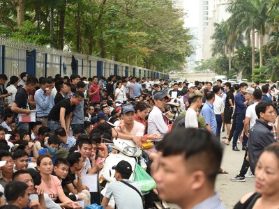 Hàng nghìn người xếp hàng từ đêm mong xin được visa Hàn Quốc 