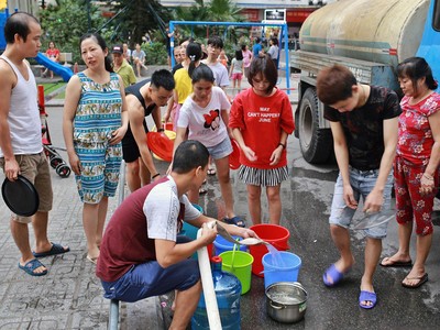 Những ngày gần đây, do nước máy có mùi lạ nên vào mỗi buổi chiều hàng trăm người dân ở các chung cư thuộc khu Linh Đàm phải đi lấy nước sạch từ xe bồn.