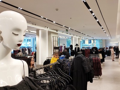 Hôm nay là ngày Black Friday, các trung tâm mua sắm vẫn như... ngày thường