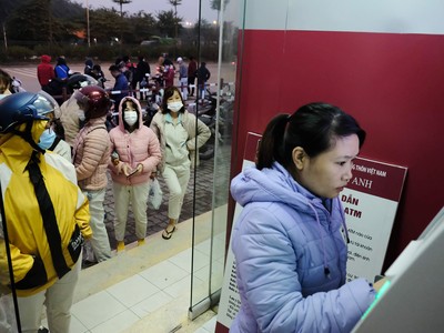Hà Nội: Công nhân xếp hàng trong giá rét chờ rút tiền về quê ăn Tết