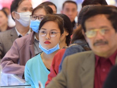 Giá vàng nhảy múa, người dân lại xếp hàng dài bán mua