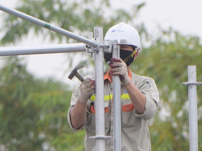 Cảnh tháo dỡ khán đài F1 chờ ngày tái khởi tranh