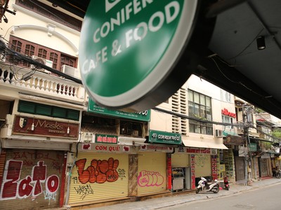 Hà Nội sau khuyến cáo hạn chế ra khỏi nhà, vẫn có quán cafe mở cửa