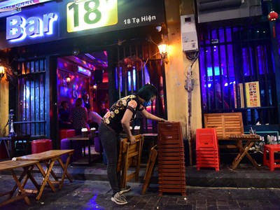 Hà Nội: Hình ảnh hàng quán phố cổ đóng cửa lúc nửa đêm phòng tránh Covid - 19