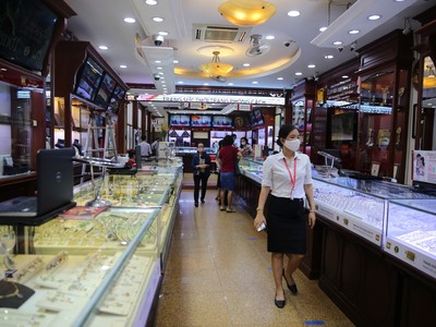 Hàng vàng vắng vẻ ngày giá vàng đảo chiều liên tục