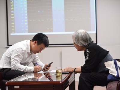 Sau giai đoạn bùng nổ, dòng tiền đang thận trọng khi tham gia thị trường chứng khoán.