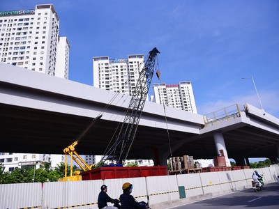 Chuẩn bị thông xe, vành đai 3 trên cao đoạn Mai Dịch - Nam Thăng Long vẫn chưa có lối lên xuống 