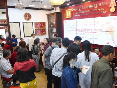 Hậu bầu cử Mỹ: Nhiều người lại xếp hàng mua bán vàng