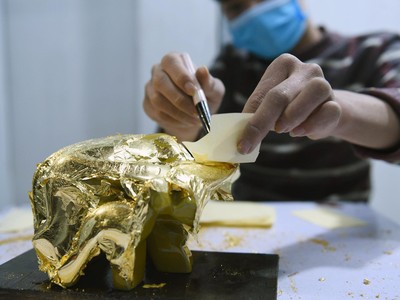 Cận cảnh quy trình dát vàng 24K linh vật năm Tân Sửu 2021 