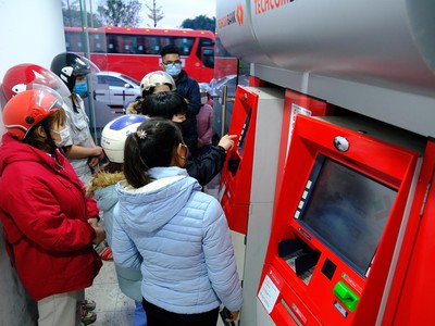 Xếp hàng, đeo khẩu trang rút tiền ATM ngày cận Tết