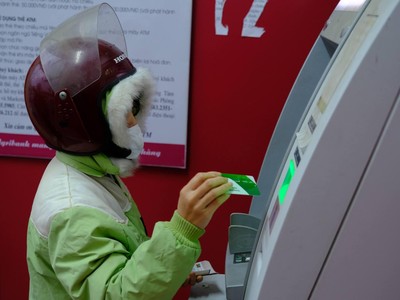 Số lượng ATM sụt giảm, thanh toán qua QR code tăng đột biến