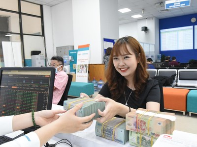 Giao dịch chứng khoán sáng 21/8: Dòng bank tiếp tục giúp thị trường "lên tầm cao mới"