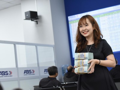 Lãi suất điều hành giảm, tiền đổ mạnh vào chứng khoán