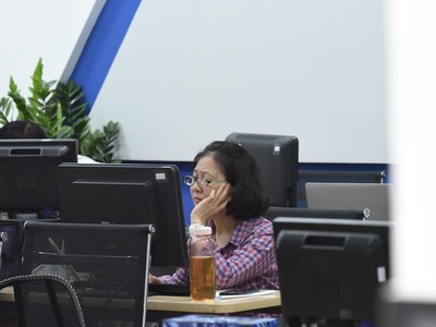 Giao dịch chứng khoán sáng 6/10: "Loay hoay" tìm điểm cân bằng