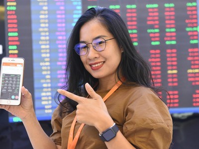 Dòng tiền chuyển hướng qua cổ phiếu vừa và nhỏ, VN-Index tiếp tục tiến bước