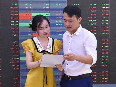 Góc nhìn chuyên gia chứng khoán tuần mới: "Đo" triển vọng nhóm cổ phiếu bất động sản