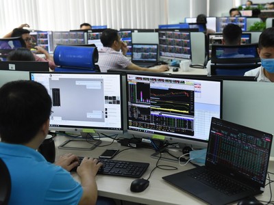 VN-Index tiếp tục thể hiện sức mạnh, thép và chứng khoán là 2 ngành đang chú ý