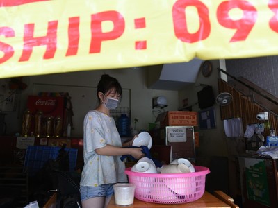 Hàng quán ở Hà Nội mở cửa, chỉ bán mang về