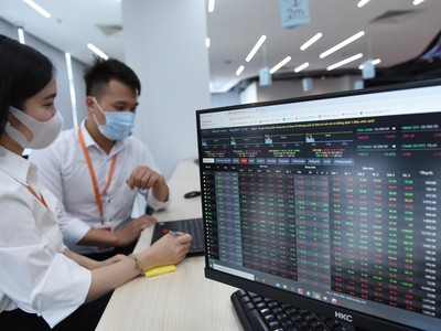 Thị trường chứng khoán: Lửng lơ trong vùng trũng thông tin