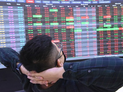 Giao dịch chứng khoán sáng 15/9: Thị trường "quay xe" giảm điểm, cổ phiếu dầu khí vẫn khởi sắc