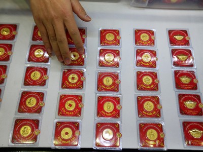 Giá vàng hôm nay ngày 16/5: Vàng "nín thở" ngóng tin