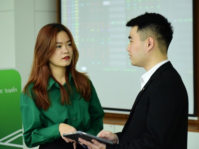 Giao dịch chứng khoán sáng 25/12: VN-Index lần đầu tiên chạm mốc 1.800 điểm