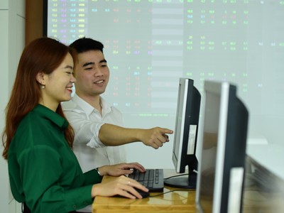 Giao dịch chứng khoán sáng 14/3: Thị trường hồi phục, cổ phiếu SHB nổi sóng