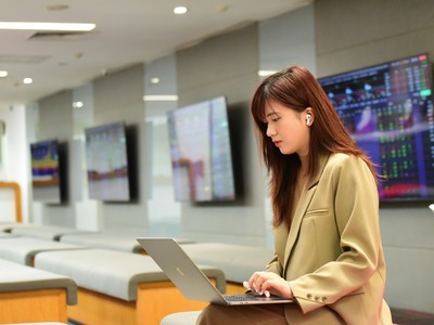 Giao dịch chứng khoán sáng 21/4: Thị trường điều chỉnh, cổ phiếu NVL giao dịch bùng nổ