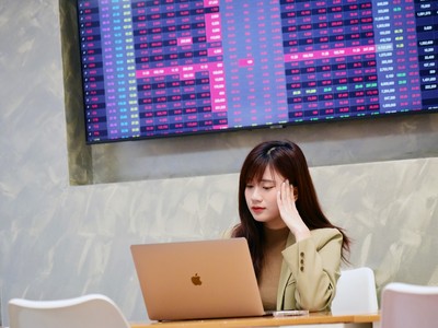 Áp lực tỷ giá, dòng tiền phân vân