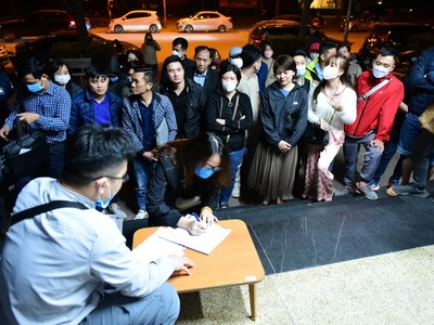 Xếp hàng xuyên đêm nộp hồ sơ mua nhà ở xã hội NHS Trung Văn