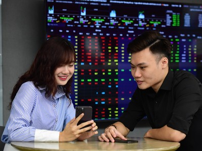 Giao dịch chứng khoán sáng 4/7: Dòng tiền hướng đến các cổ phiếu vừa và nhỏ