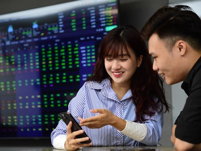 Giao dịch chứng khoán sáng 14/8: Nhóm cổ phiếu tài chính nổi sóng lớn, VN-Index tăng vọt