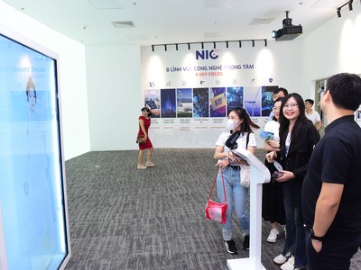 Trình diễn trí tuệ nhân tạo (AI) mang tên Hạ Vy của công ty ADT Creative tại VIIE 2023.