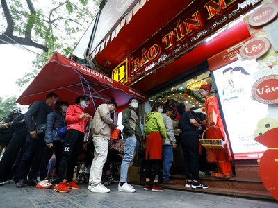 Chen chân xếp hàng mua vàng sau Tết