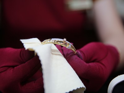 Giá vàng hôm nay ngày 13/4: Vàng lao dốc "không phanh"